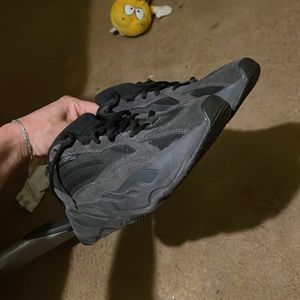 YEEZY 700 V2 VANTA